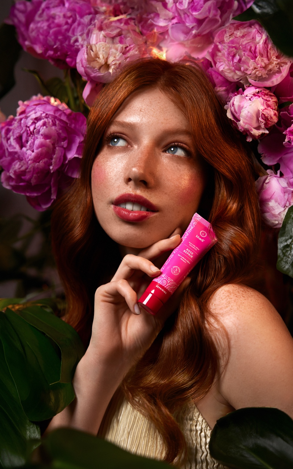 Beauty-Portrait mit Blüten und Pflegeprodukt