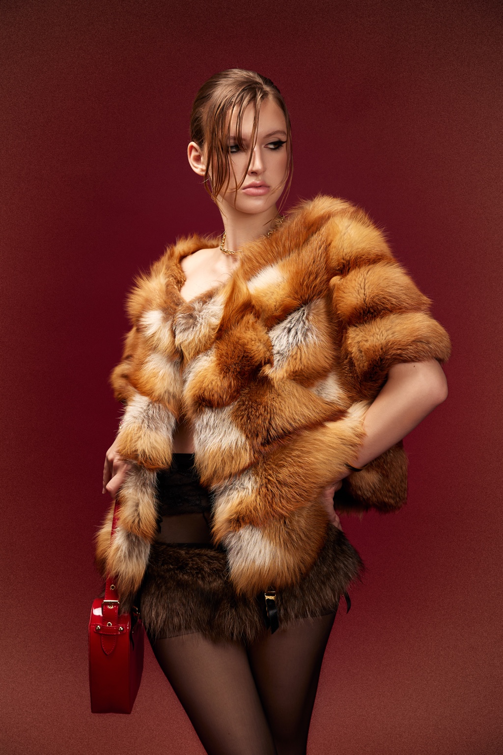 Fashion-Portrait vor rotem Hintergrund