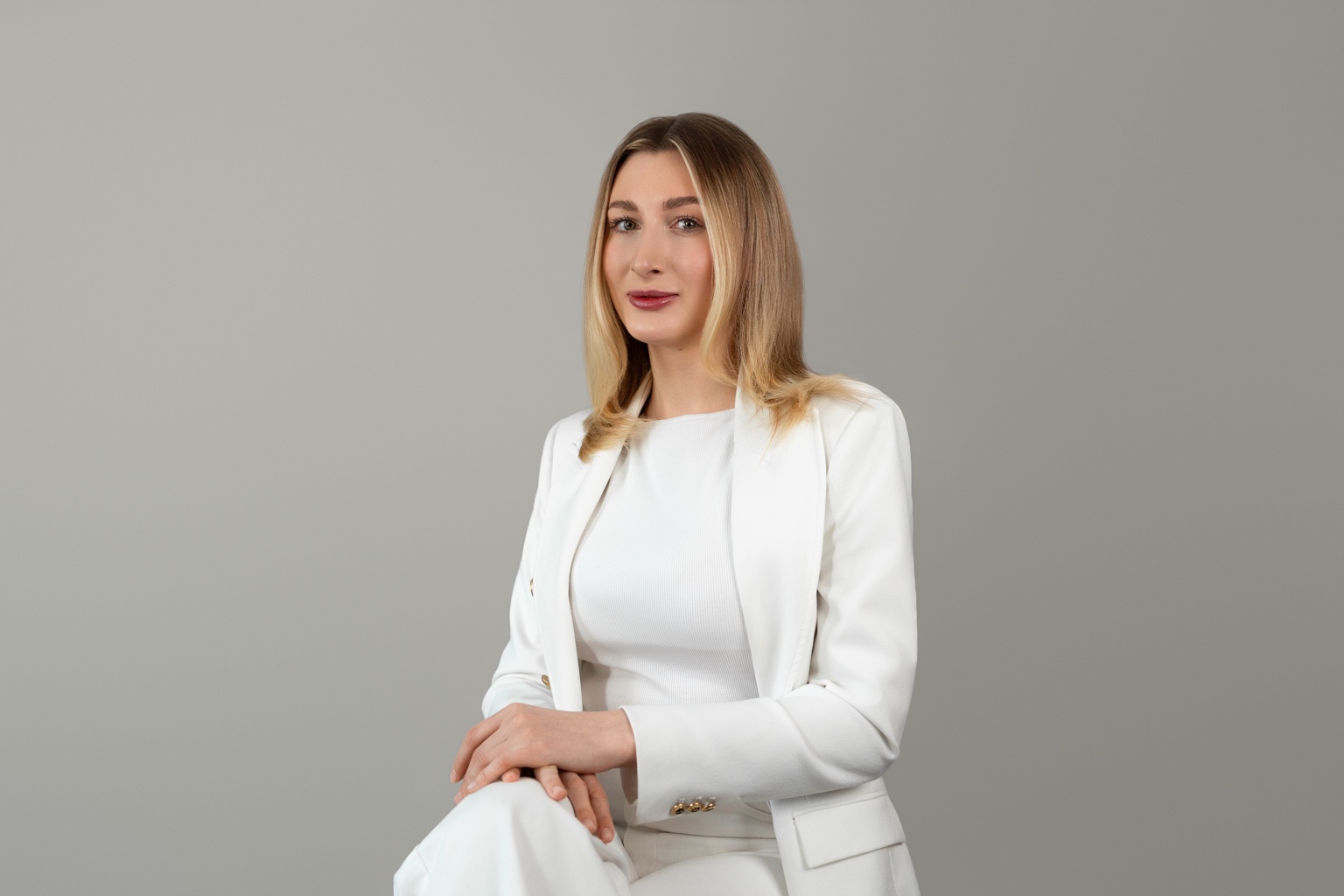 Portrait einer Frau im weißen Anzug