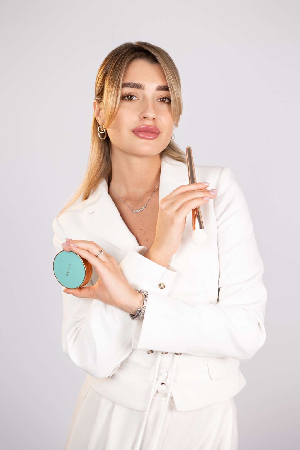 Portrait einer Frau mit Make-up-Pinsel